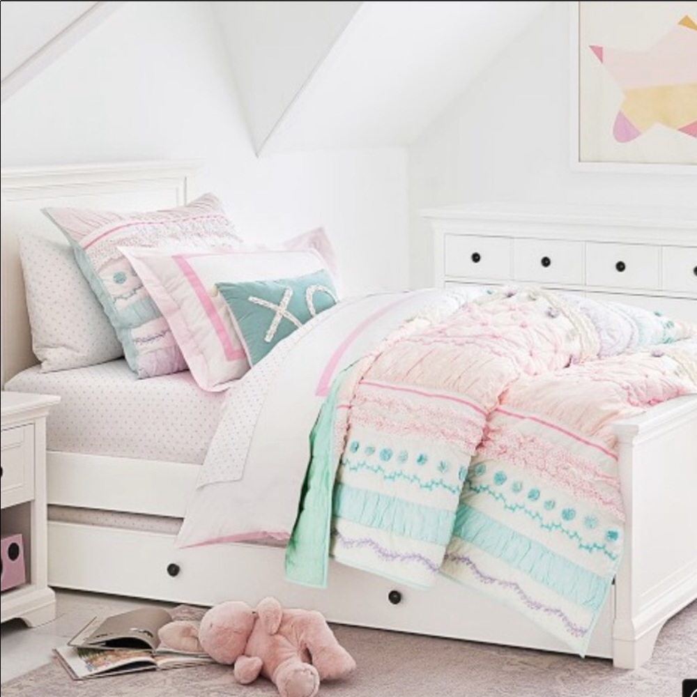 Pottery Barn kids Bailey full/queen quilt